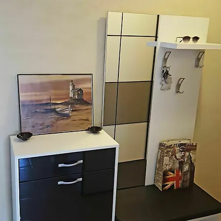 Modern Airport Apartment *